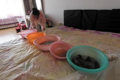 阿拉尔农场楼上漏水，住户失联，小区没物管，业主维权难！律师来支招……